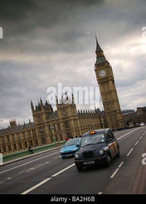 Big Ben und die Houses of Parlament mit Verkehr auf Westminster Bridge London UK Stockfoto