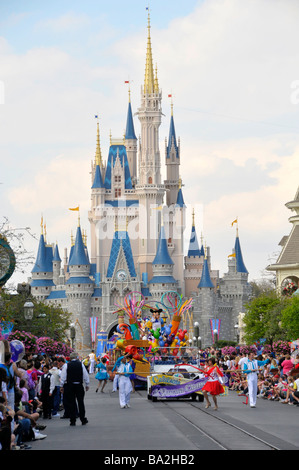 Tägliche Parade mit Tänzern und schwimmt im Walt Disney Magic Kingdom Theme Park Orlando Florida Central Stockfoto