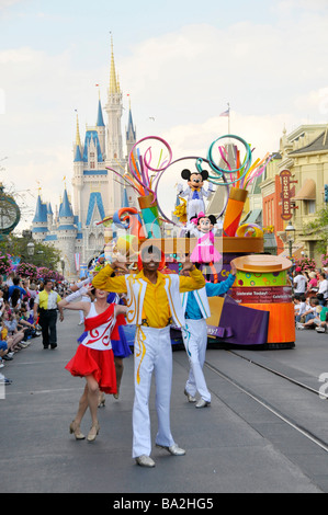 Tägliche Parade mit Tänzern und schwimmt im Walt Disney Magic Kingdom Theme Park Orlando Florida Central Stockfoto