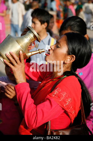 Bhaktapur Nepal 13. April 2008 junge Nepali Frauen trinken Weihwasser während der Festlichkeiten des nepalesischen Neujahrs Stockfoto