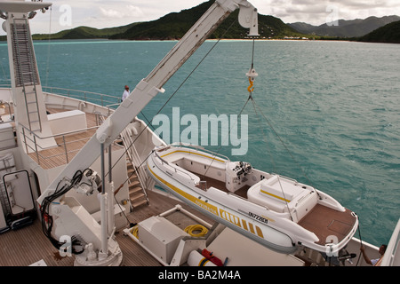 An Bord der Yacht "Großen Aron" Beginn die Ausschreibung auf dem Vordeck Kran ins Wasser Stockfoto