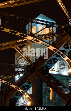 Turm an der Bolsheohtinskiy Brücke in Sankt Petersburg in der Nacht. Stockfoto