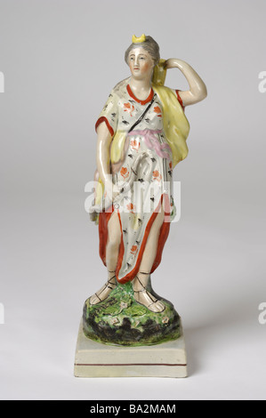 Eine englische handgemalte Keramik Figur von Diana (Artemis), Göttin der Jagd. Ende des 18., Anfang des 19. Jahrhunderts. 29,5 cm hoch. Stockfoto