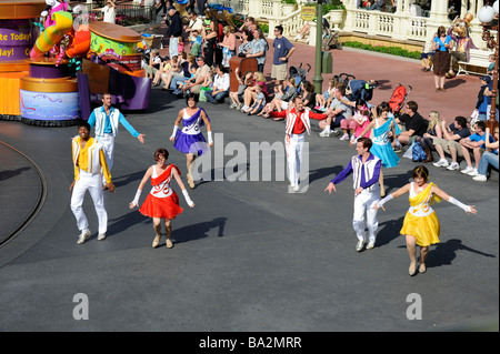 Tägliche Parade mit Tänzern und schwimmt im Walt Disney Magic Kingdom Theme Park Orlando Florida Central Stockfoto