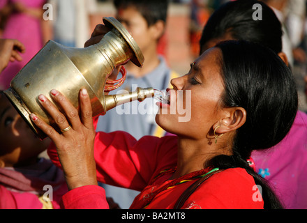 Bhaktapur Nepal 13. April 2008 junge Nepali Frauen trinken Weihwasser während der Festlichkeiten des nepalesischen Neujahrs Stockfoto