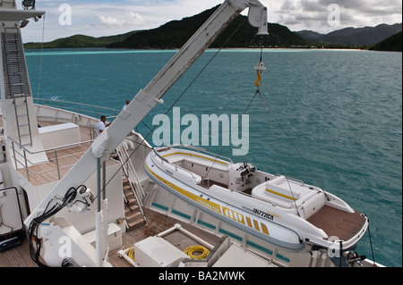 An Bord der Yacht "Großen Aron" Beginn die Ausschreibung auf dem Vordeck Kran ins Wasser Stockfoto