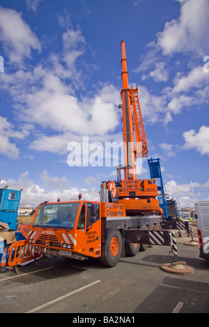 Großer Kran arbeiten Demontage einer anderen Kran in Plymouth, Devon, UK Stockfoto