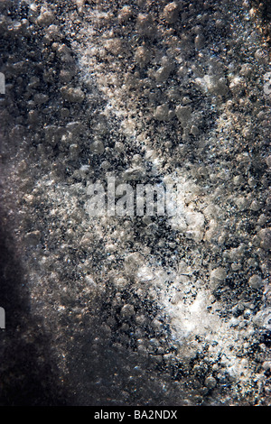 Gefrorene Wasser sprudelt in Eis Block Nahaufnahme. Stockfoto