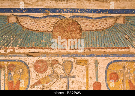 Bemalte Reliefs an Decke des zweiten Hof in Medinet Habu, Leichenhalle Tempel von Ramses III, Westufer des Nil, Luxor, Ägypten Stockfoto