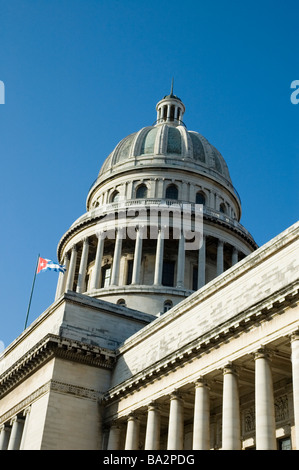 Kuba Havanna The Capitol Capitolio mit der kubanischen Flagge fliegende März 2009 Stockfoto