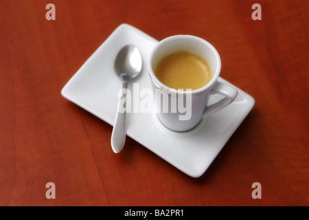 Schönes Design Kaffee mit klassischen Holztisch Stockfoto