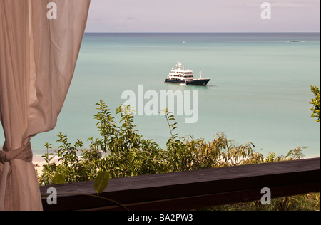 Großen Aron vor Anker in der Hermitage Bay gesehen vom Hermitage Bay hotel Stockfoto