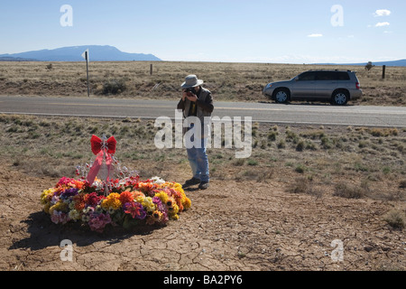 Am Straßenrand Denkmal auf Route 16 in der Nähe von Cochiti Pueblo, New Mexico, 25. März 2007. Foto von Janet Worne Stockfoto