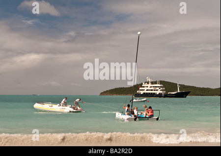 Hobbie Cat verwendet, um die Gäste wieder an Bord der Ausschreibung vom Strand des Hermitage Bay mit großen Aron hinter Stockfoto