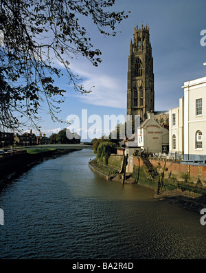 Blick auf den Fluss Witham (Haven) & St. schöner Kirche (Boston Stump) Boston, Lincolnshire, England. Stockfoto