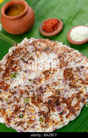 Zwiebel Dosa ist ein typisches South Indian Pfannkuchen, serviert mit Chutney und sambar Stockfoto