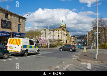 Polizei-Transporter nähert sich das Rathaus am Manchester Road, Burnley, Lancashire, England UK Stockfoto