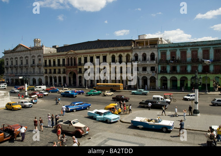 Kuba American 1950 s Autos außerhalb der Hauptstadt am Paseo de Marti März 2009 Stockfoto