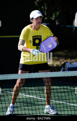 Seniorinnen und Senioren konkurrieren im Spiel der Pickleball in den leitenden Zustand Olympics in der Nähe von Naples, Florida Stockfoto