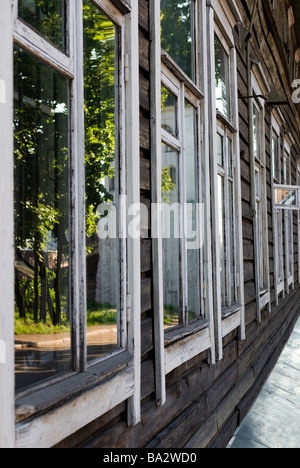 Altes russisches Holzhaus Fenster Muster. Stockfoto