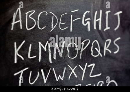Alphabet auf Tafel geschrieben Nahaufnahme selektiven Fokus Stockfoto
