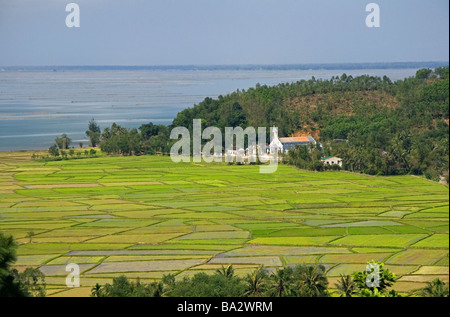 Katholische Kirche und Reisfeldern südlich von Hue, Vietnam Stockfoto