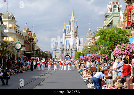 Band in Parade entlang der Main Street im Walt Disney Magic Kingdom Theme Park Orlando Florida Central Stockfoto