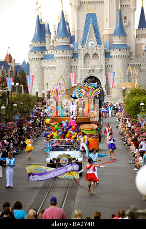 Tägliche Parade mit Tänzern und schwimmt im Walt Disney Magic Kingdom Theme Park Orlando Florida Central Stockfoto