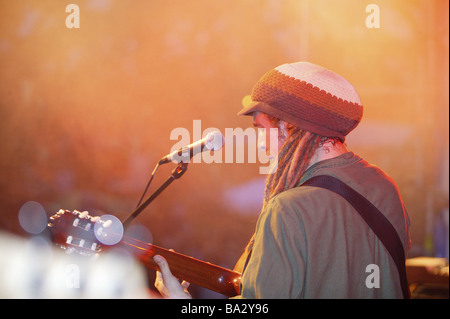 Konzert der Reggae-Band "Jahcoustix" Idee Sänger Gitarre Seite-Porträt nicht frei für Tourismus-Musik-Festival Open-Air-Musiker Stockfoto