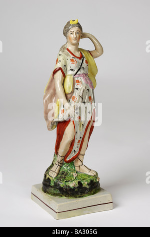 Eine englische handgemalte Keramik Figur von Diana (Artemis), Göttin der Jagd. Ende des 18., Anfang des 19. Jahrhunderts. 29,5 cm hoch. Stockfoto