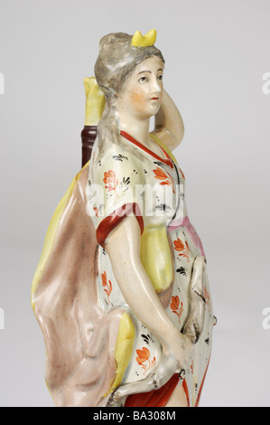 Eine englische handgemalte Keramik Figur von Diana (Artemis), Göttin der Jagd. Ende des 18., Anfang des 19. Jahrhunderts. 29,5 cm hoch. Stockfoto