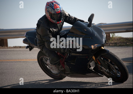 Motorrad und Fahrer auf Mulholland Highway in Südkalifornien Stockfoto