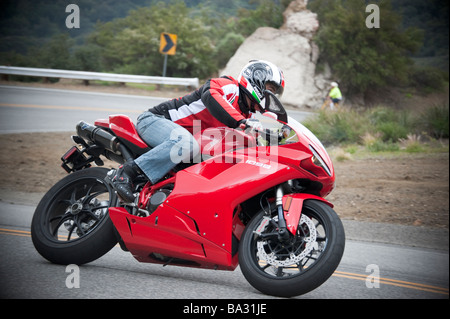 Motorrad und Fahrer auf Mulholland Highway in Südkalifornien Stockfoto