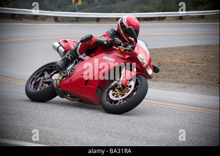 Motorrad und Fahrer auf Mulholland Highway in Südkalifornien Stockfoto