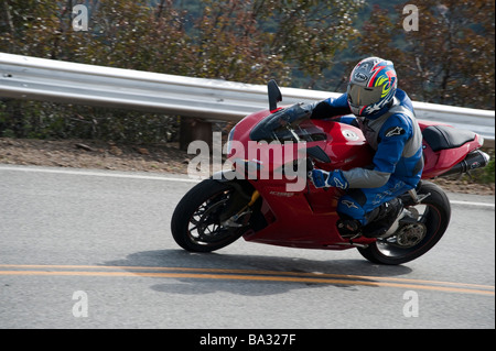 Motorrad und Fahrer auf Mulholland Highway in Südkalifornien Stockfoto