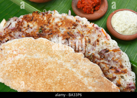 Zwiebel Dosa ist ein typisches South Indian Pfannkuchen, serviert mit Chutney und sambar Stockfoto