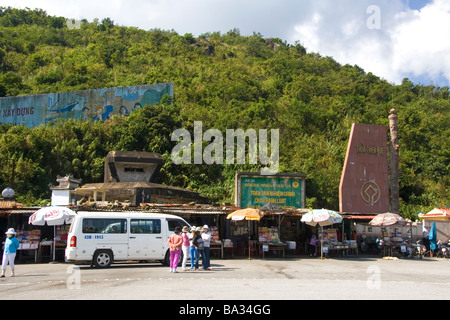 Verkäufer, die Ware an der Provinzgrenze Marker von Da Nang und Provinz Thua Thien Hue in Vietnam Stockfoto