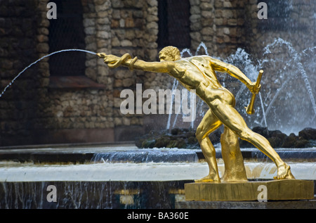 Nahaufnahme von einem der vielen vergoldeten Statuen an der großen Kaskade Peterhof Palast. Peterhof, Russland. Stockfoto