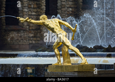 Nahaufnahme von einem der vielen vergoldeten Statuen an der großen Kaskade Peterhof Palast. Peterhof, Russland. Stockfoto