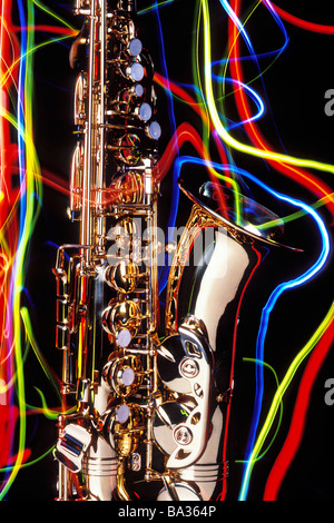 Saxophon und farbige Linien Stockfoto