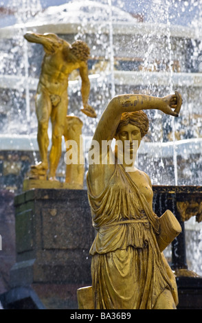 Nahaufnahme von einem der vielen Statuen an der großen Kaskade Peterhof Palast. Peterhof, Russland. Stockfoto