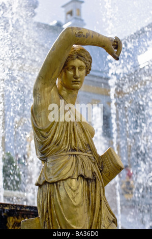 Nahaufnahme von einem der vielen Statuen an der großen Kaskade Peterhof Palast. Peterhof, Russland. Stockfoto