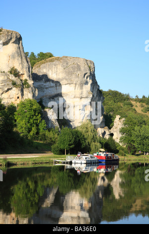 Kanalboote Rochers du Saussois auf dem Canal du Nivernais, Yonne Fluß in Burgund, Frankreich. Stockfoto