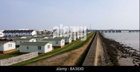 Ein Panoramablick auf die Meeresmauer auf Canvey Island in Essex. Stockfoto