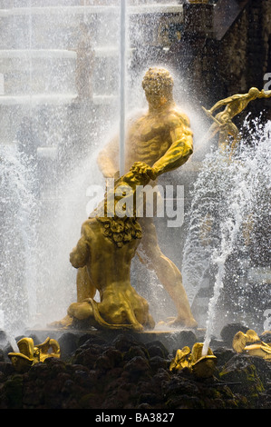 Samson und der Löwe durch die große Kaskade. Peterhof-Palast, Peterhof, Russland. Stockfoto