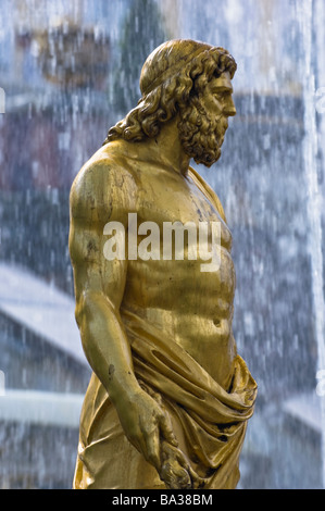 Nahaufnahme von einem der vielen Statuen an der großen Kaskade Peterhof Palast. Peterhof, Russland. Stockfoto