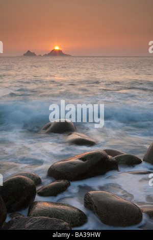 Sonnenuntergang über der Brisons von Porth Nanven in Cornwall. Stockfoto