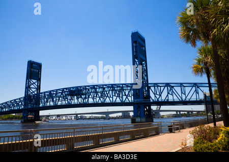 USA, Florida, Jacksonville - die blaue Main Street Bridge über den St. John River aus dem Riverwalk auf dem Nordufer Stockfoto