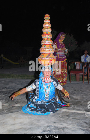 Balance-Akt ein Folk-Tänzer. Stockfoto