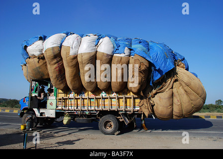 LKW beladen voll mit Baumwollernte auf Weg nach Chittorgarh, Bundesstaat Rajasthan, Indien. Stockfoto